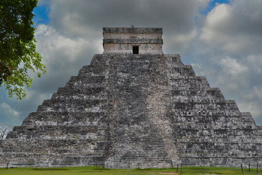 mayan pyramid chichen itza in yacutan, mexico