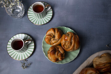tea and cinnamon buns