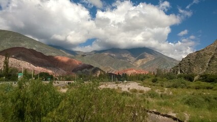 Fototapeta na wymiar Sombras sobre las montañas de colores 