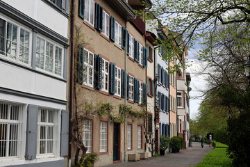 Fototapeta na wymiar Hausfassaden am Rheinufer in Basel
