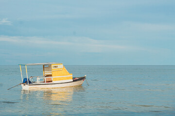 Barco no Mar em Maria Farinha