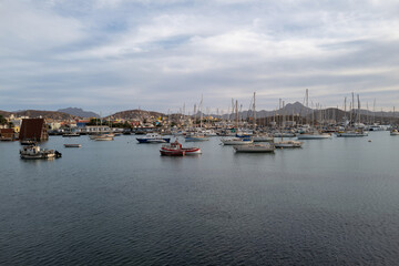 Fototapeta na wymiar vue du port de la ville de Mindelo sur l'île de Saint Vincent au Cap vert en Afrique occidentale