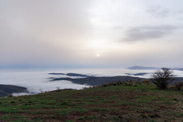 Panorama d'une mer de nuages sur les Pyrénées Orientales