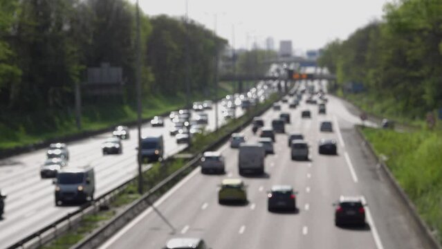 Vue floue a&eacute;rienne sur une autoroute avec circulation de v&eacute;hicules