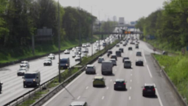 Vue floue a&eacute;rienne sur une autoroute avec circulation de v&eacute;hicules