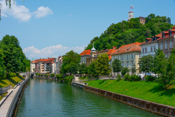 Fototapeta na wymiar Ljubljanica river and the castle of Ljubljana, Slovenia