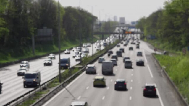 Vue floue a&eacute;rienne sur une autoroute avec circulation de v&eacute;hicules