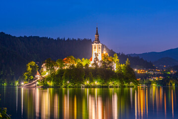 Night view of the Assumption of Maria church at lake Bled in Slovenia - obrazy, fototapety, plakaty