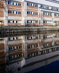 Fototapeta na wymiar View of a building next to a lake