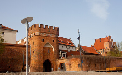 Gotycka brama miejska wraz z dworem i murami obronnymi, Toruń, Poland - obrazy, fototapety, plakaty