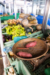 les produits alimentaires sur un marché traditionnel africain à Mindelo sur l'île de Saint...