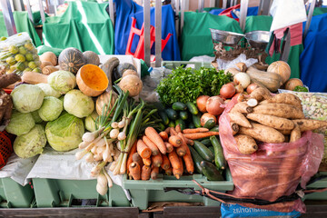 les produits alimentaires sur un marché traditionnel africain à Mindelo sur l'île de Saint Vincent au Cap Vert - obrazy, fototapety, plakaty