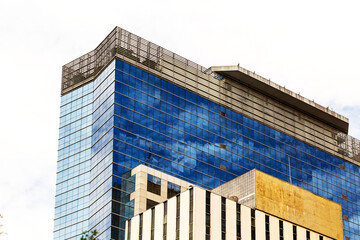 Fachada de prédio com vidraça de cor azul. 
