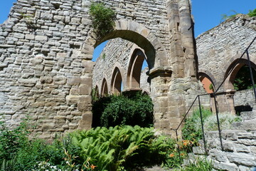 Romanische Klosterruine mit Garten im Kloster Memleben - obrazy, fototapety, plakaty