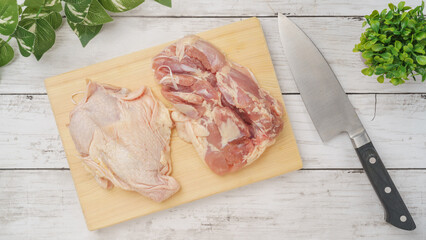 まな板の上の鶏もも肉