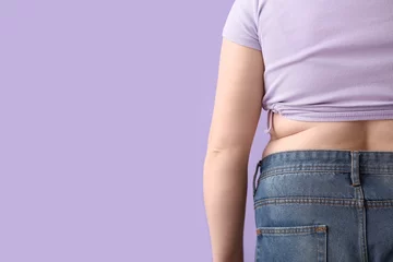 Fotobehang Overweight woman on lilac background, closeup. Diet concept © Pixel-Shot