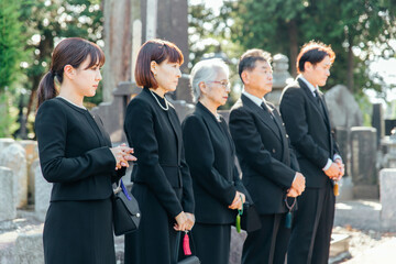 お墓・墓地・霊園で納骨式をする日本人の遺族・親族
