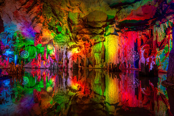 Underground lake in Silver Caves in Guilin, China. - obrazy, fototapety, plakaty