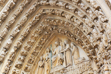 大聖堂の入口の上の飾り