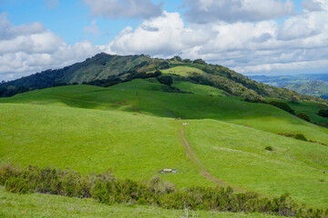 Obraz premium Grass Covered Ridge Lines and Hills