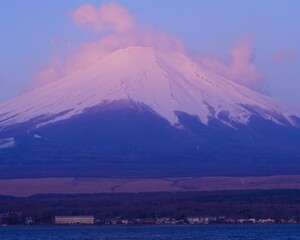 早朝世界遺産富士山岸辺で眺望美しい　山中湖