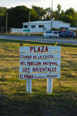 Cartel de plaza ciudad de la costa con dos aves encima en El Pinar, Canelones, Uruguay