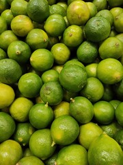 lemons at the market, limones en el mercado
