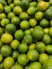 lemons at the market, limones en el mercado
