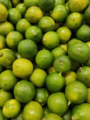 lemons at the market, limones en el mercado


