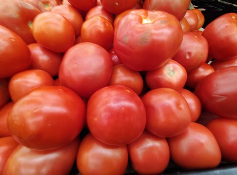 tomatoes in a market, jitomates  en un mercado
