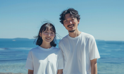 海辺にいる男女