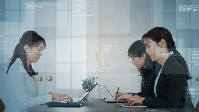 ノートパソコンを使う女性グループとプログラミングイメージ