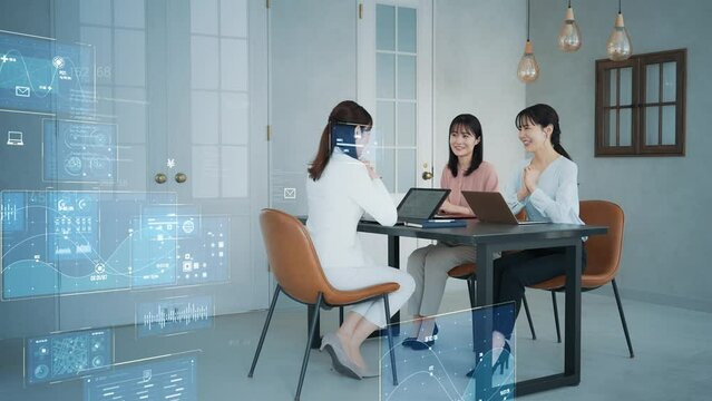 オフィスで会議する女性グループとデジタルテクノロジーイメージ