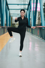 young woman exercise lightly on the bridge in the morning.
