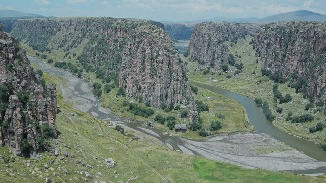 The Three Canyons of Suykutambo consist of three perfect alleyways of enormous cliffs of earth and volcanic stone that converge into a huge natural amphitheater.