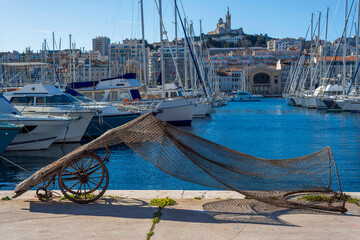 Charrette sur les quais du Vieux-Port de Marseille - obrazy, fototapety, plakaty