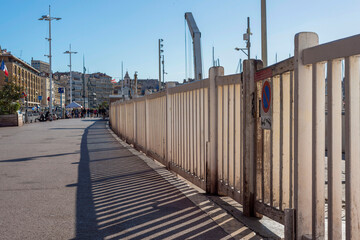 Barrière sur les quais du Vieux-Port de Marseille - obrazy, fototapety, plakaty