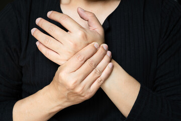 Hands of computer users have pain and injury to the fingers. From Syndrome Syndrome .Health and Physical Concepts	