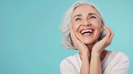 Frau Mitte 50 lächelnd vor blauen Hintergrund, KI generiert