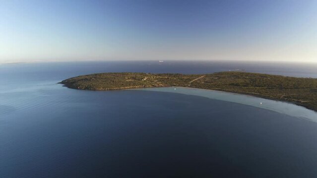 Aerial drone view at sunset of Lincoln National Park, South, Australia.
Lin&shy;coln Nation&shy;al Park over&shy;looks Boston Bay with gran&shy;ite head&shy;lands, shel&shy;tered bays and scenic off&shy;shore islands.