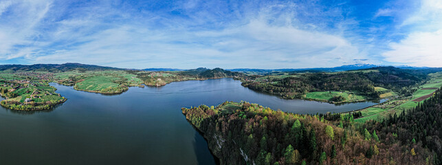 Jezioro w górach, panorama z lotu ptaka wiosną, Jezioro Czorsztyńskie w Pieninach. Polska
