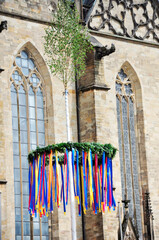 Der Pfingstbaum: Bunte Bändern schmücken den traditionellen Kranz  symbolisch für das Pfingstfest im Mai.