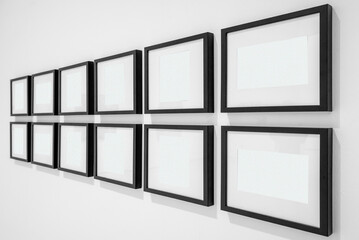In sala di esposizione dalle pareti bianche sono esposte cornici con l'interno vuoto. L'interno bianco delle cornici permette l'inserimento di immagini o testo. Prospettiva di cornici.