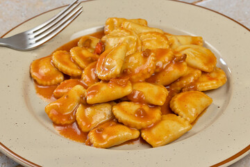 raviolis à la tomate, produit industriel. dans une assiette