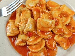 raviolis à la tomate, produit industriel. dans une assiette