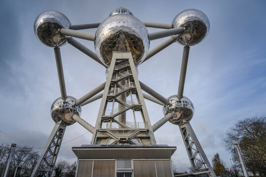 Atomium en Heysel, Bélgica : estructura de 102 metros de altura construida para la Exposición General de Bruselas de 1958. Representa un cristal de hierro ampliado.