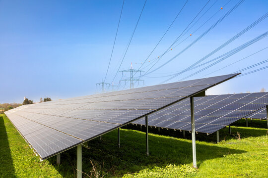 Solarpark mit Hochspannungsmasten