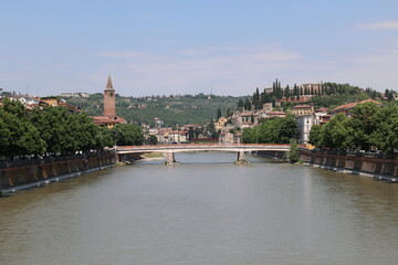 Blick in die Historische Altstadt von Verona in Italien	