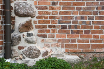 Ziegelmauer mit Findlingen und Granitsteinen - obrazy, fototapety, plakaty