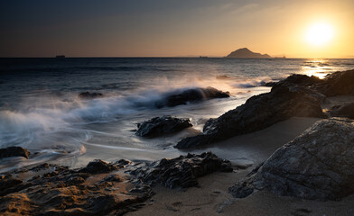 夕暮れの美しい海岸の風景	